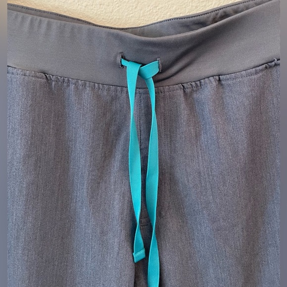 FIGS High Waisted Zamora
Tech Jogger Scrub
Pants Graphite Size XXL/P or 2XL P - Picture 6 of 16